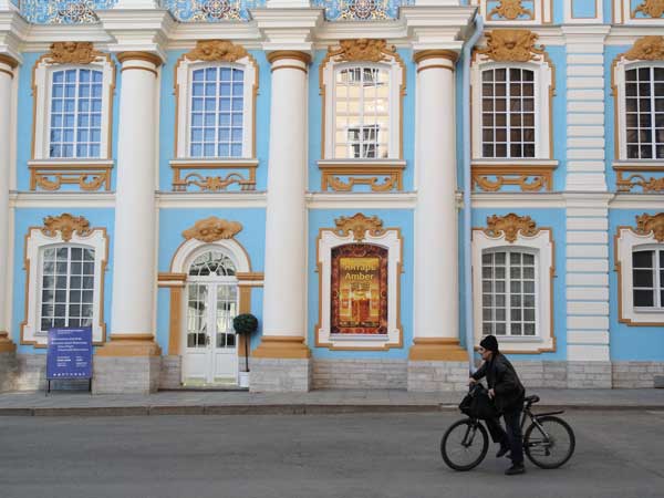 Оформление витрины для Салона Янтаря в Екатерининском Дворце 